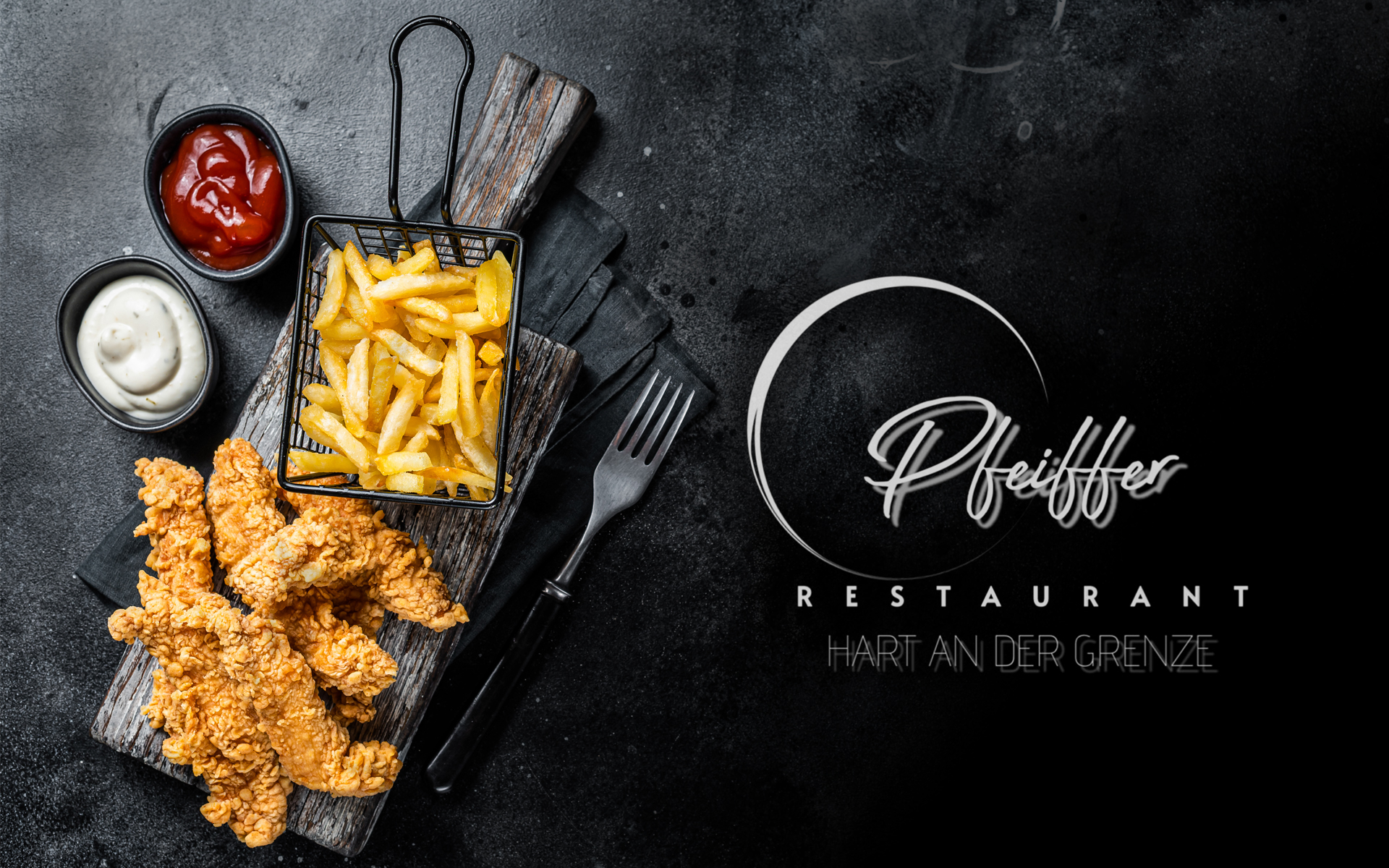 Restaurant Hart an der Grenze Bild mit gebackenen Hühnerstreifen, knackigen Pommes und zweierlei Dips auf schwarz grauem Hintergrund, daneben das Logo vom Restaurant Hart an der Grenze